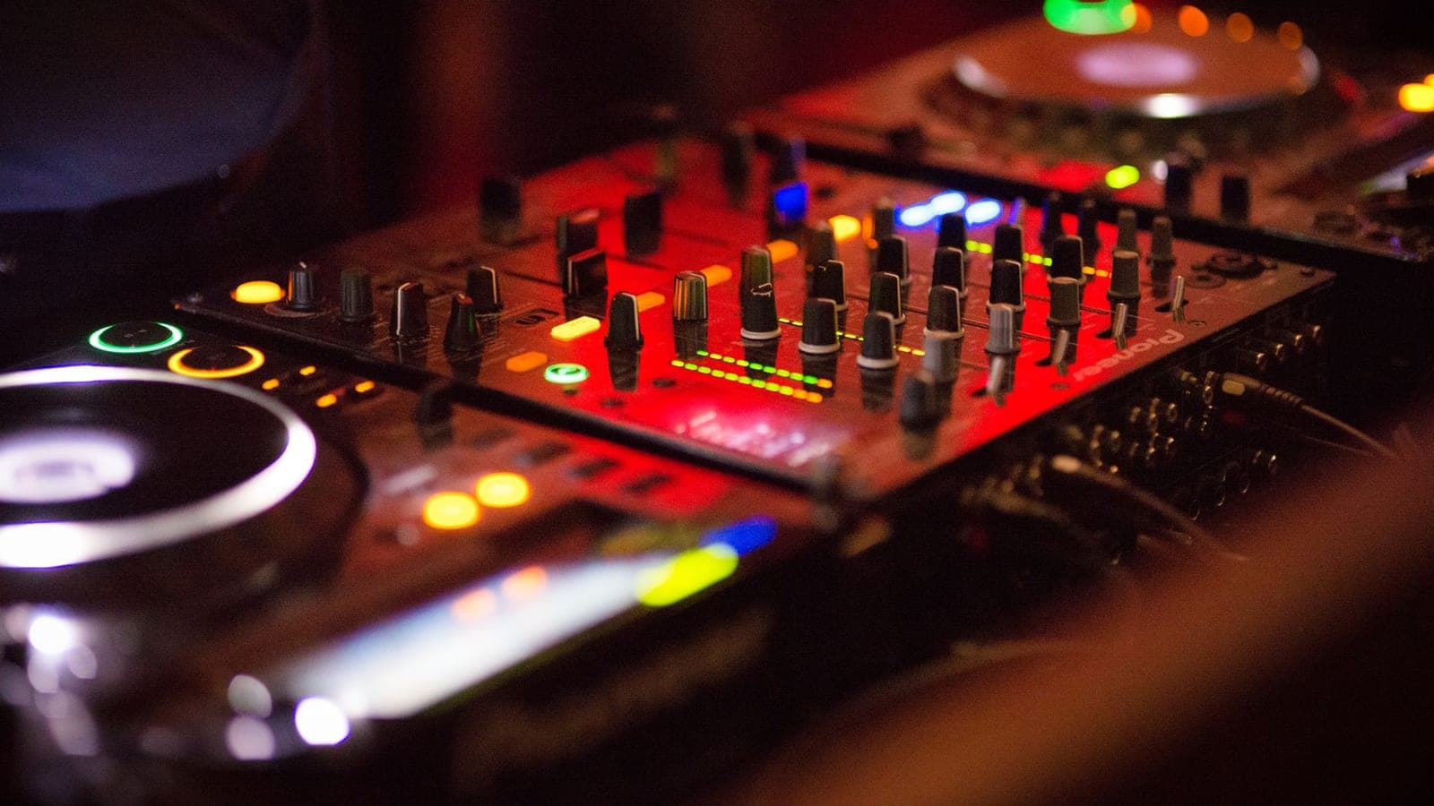 AlphaTheta ammette una vulnerabilità in PRO DJ LINK e la sua lista di patch lascia fuori le cabine più vecchie