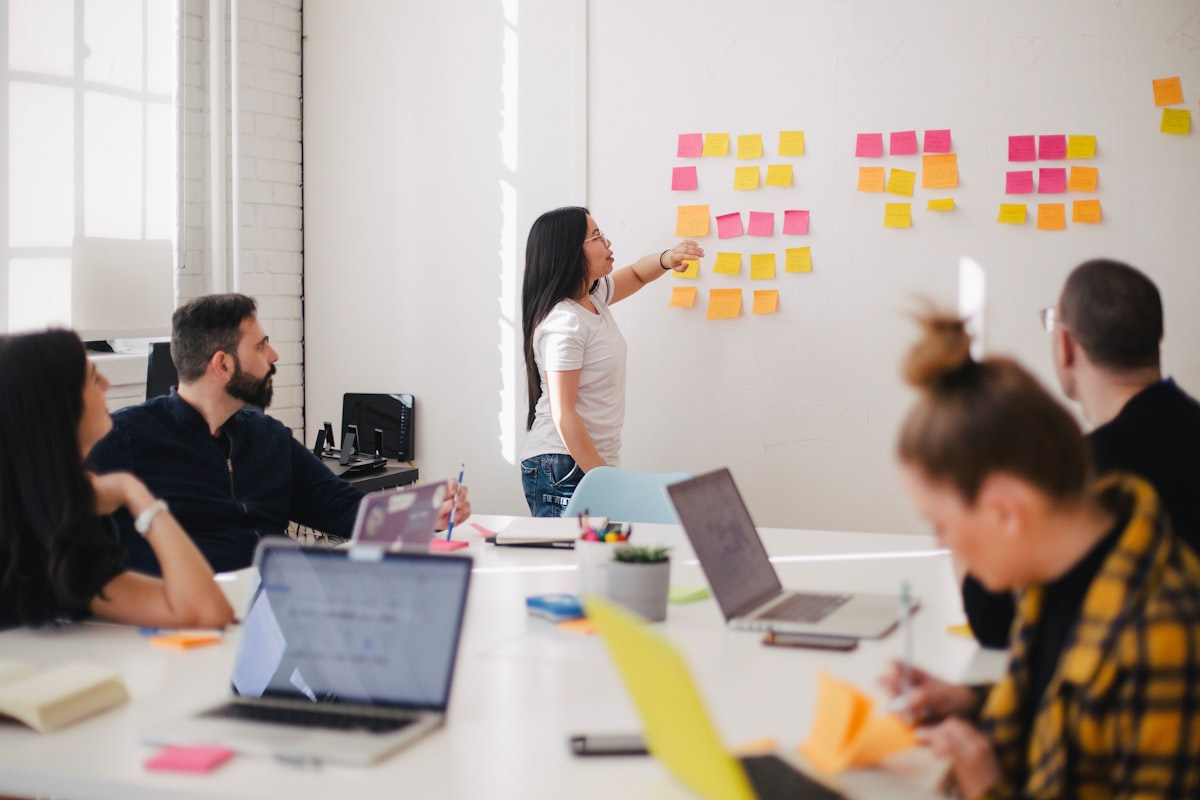 Team di un promotore di eventi che pianifica la strategia di comunicazione e il lancio della vendita di biglietti